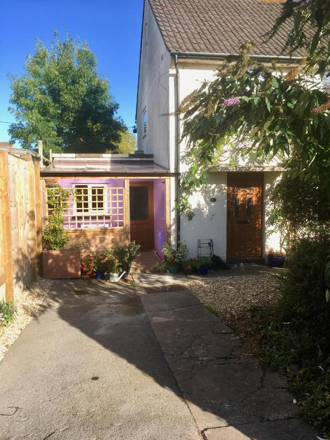Cute Self-Contained Guest Room With Ensuite And Private Decked Porch In グラストンベリー エクステリア 写真