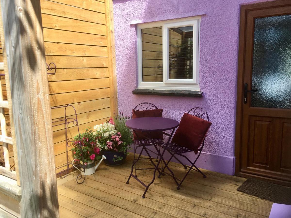 Cute Self-Contained Guest Room With Ensuite And Private Decked Porch In グラストンベリー エクステリア 写真