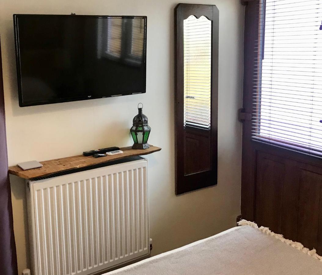 Cute Self-Contained Guest Room With Ensuite And Private Decked Porch In グラストンベリー エクステリア 写真