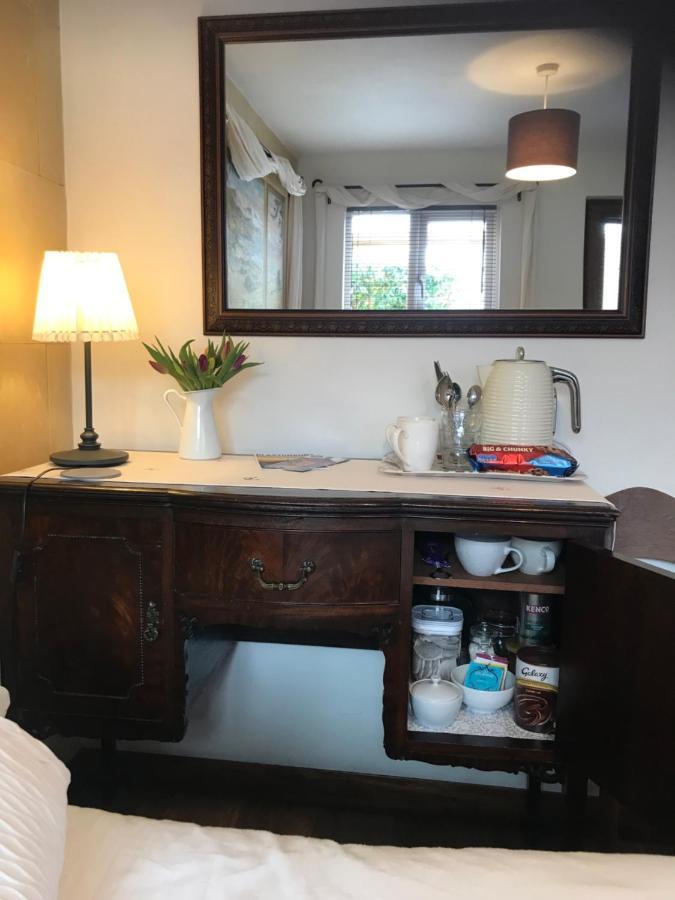 Cute Self-Contained Guest Room With Ensuite And Private Decked Porch In グラストンベリー エクステリア 写真