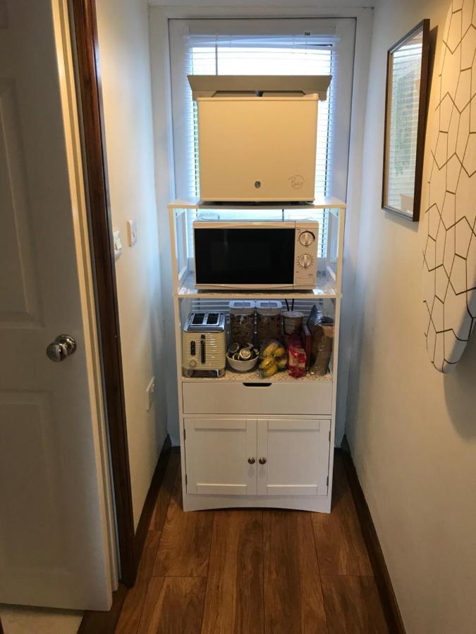 Cute Self-Contained Guest Room With Ensuite And Private Decked Porch In グラストンベリー エクステリア 写真